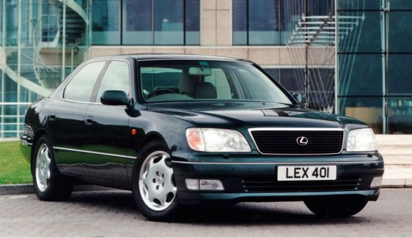 Хората не можеха да повярват. Toyota, която вози по-добре от Rolls-Royce, с толкова тих двигател на празен ход, че трябваше да погледнете оборотомера, за да разберете кога работи. Най-забележителният луксозен автомобил на своята ера.